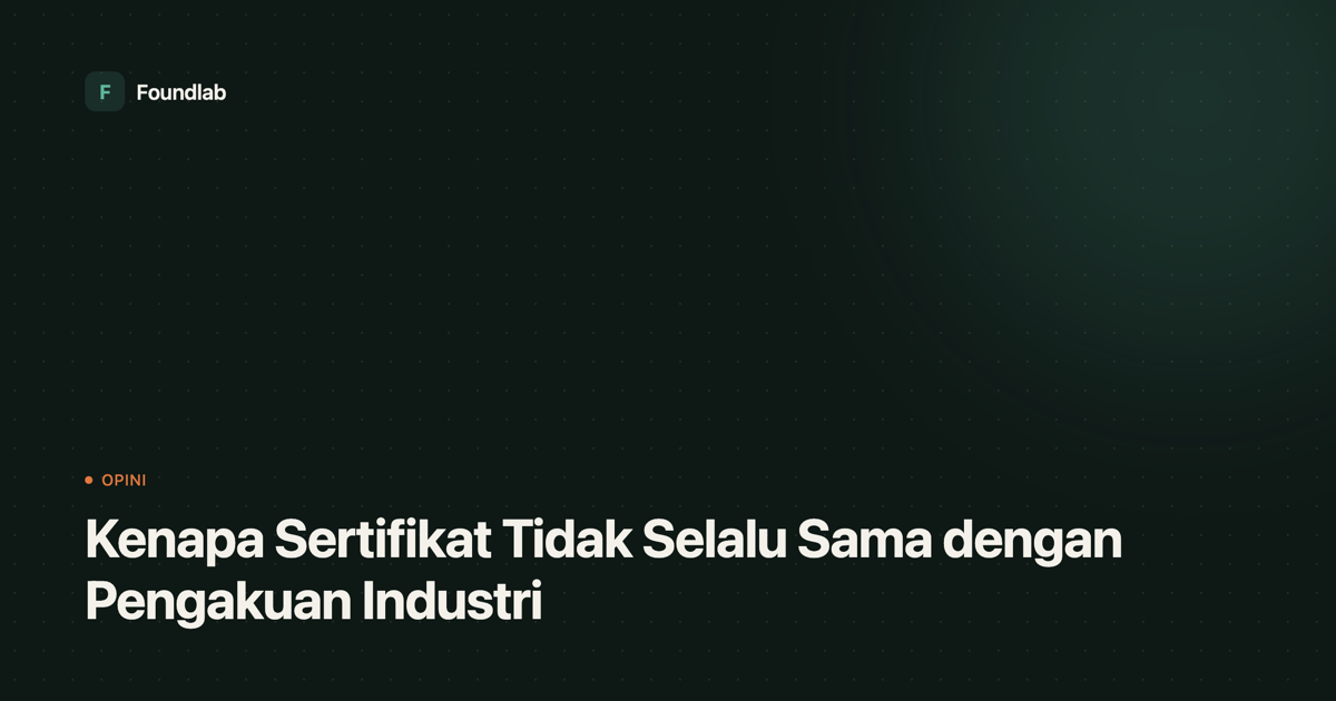 Kartu sampul Foundlab bertuliskan judul artikel: Kenapa Sertifikat Tidak Selalu Sama dengan Pengakuan Industri